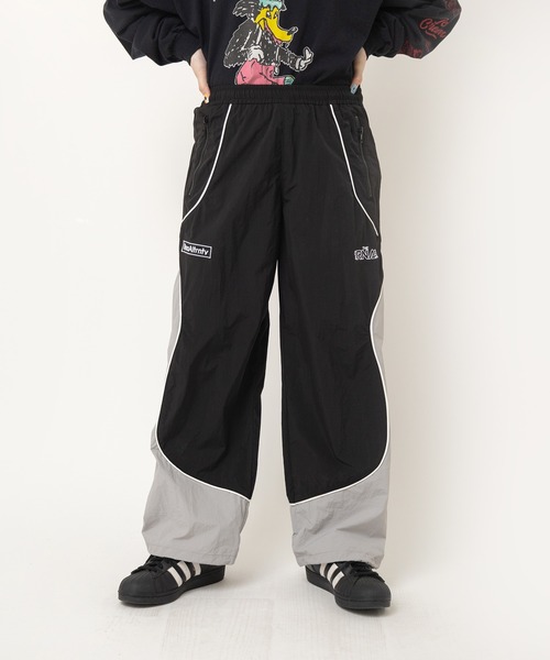 RNA（アールエヌエー）の「R4382 バイカラートラックパンツ（その他パンツ・レディース・ブラック×グレー/バーガンディー/グリーン×オレンジ・MEDIUM）」の6枚目の写真