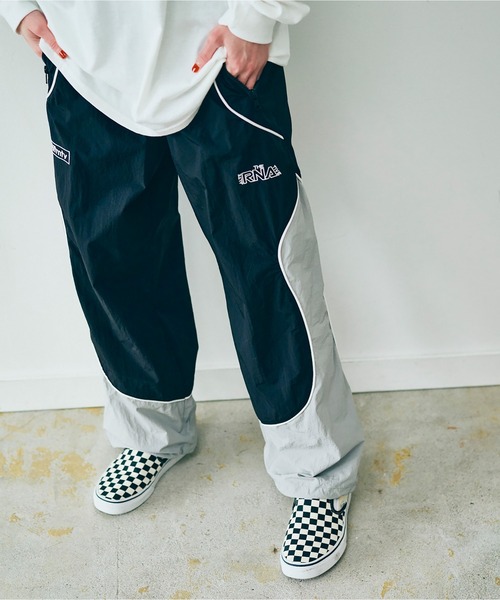 RNA（アールエヌエー）の「R4382 バイカラートラックパンツ（その他パンツ・レディース・ブラック×グレー/バーガンディー/グリーン×オレンジ・MEDIUM）」の22枚目の写真