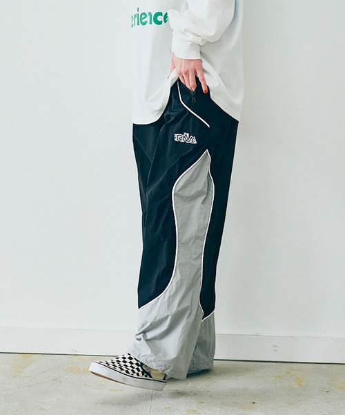 RNA（アールエヌエー）の「R4382 バイカラートラックパンツ（その他パンツ・レディース・ブラック×グレー/バーガンディー/グリーン×オレンジ・MEDIUM）」の4枚目の写真