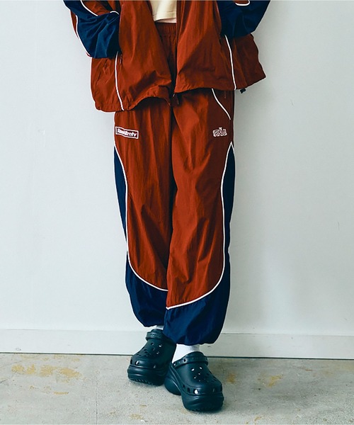 RNA（アールエヌエー）の「R4382 バイカラートラックパンツ（その他パンツ・レディース・ブラック×グレー/バーガンディー/グリーン×オレンジ・MEDIUM）」の11枚目の写真