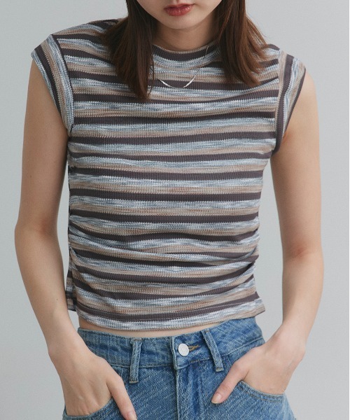 ad thie(アドティエ)の「サイドギャザー ボーダーノースリーブトップス(Tシャツ/カットソー・レディース・ベージュ/チャコール・FREE)」の2枚目の写真