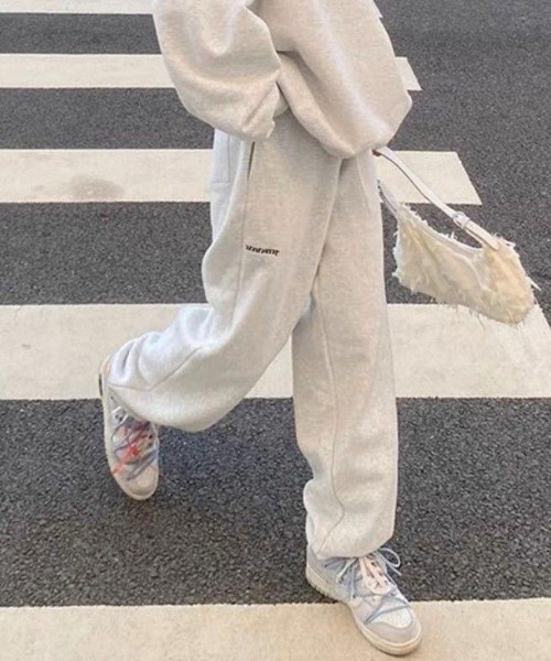 SHEPP（シープ）の「《26AW新色追加予定》裏起毛 ワンポイント スウェット セットアップ ルームウェア（スウェット・レディース・ブラック/ホワイト・L/M）」の4枚目の写真