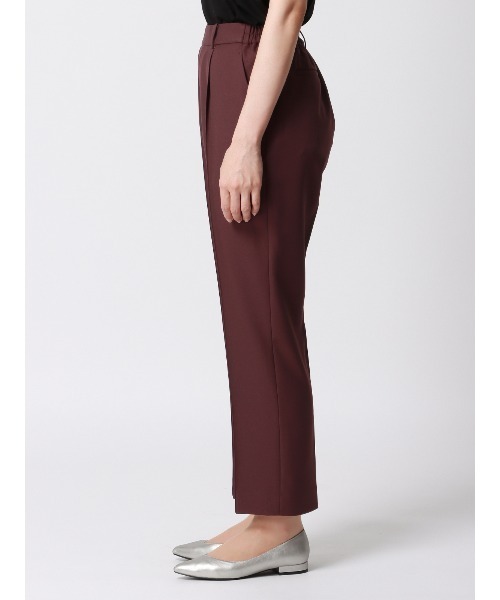 SUIT SQUARE（スーツスクエア）の「CHANTOWA ピンタックテーパードパンツ ウォッシャブル ストレッチツイル 無地（スラックス・レディース・ベージュ系/ブラック系/カーキ系/パープル系・42(13号)/36(7号)/38(9号)/40(11号)）」の6枚目の写真