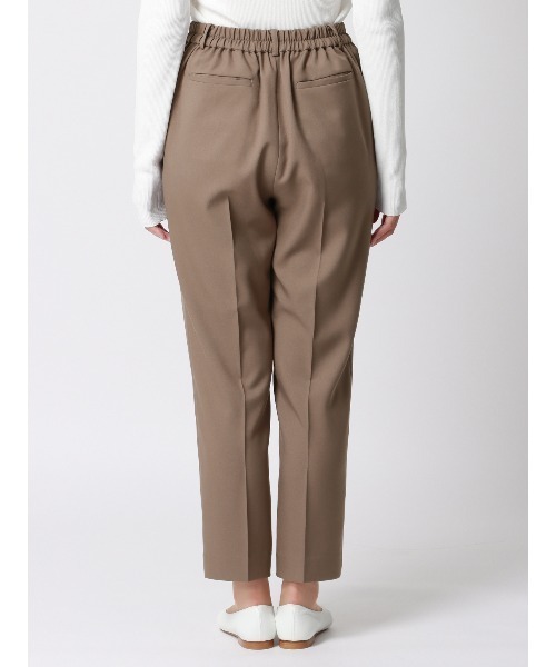 SUIT SQUARE（スーツスクエア）の「CHANTOWA ピンタックテーパードパンツ ウォッシャブル ストレッチツイル 無地（スラックス・レディース・ベージュ系/ブラック系/カーキ系/パープル系・42(13号)/36(7号)/38(9号)/40(11号)）」の16枚目の写真