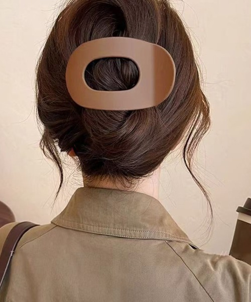 ONEP STAR(ワンピスター)の「マットカラーワイドヘアクリップ(バレッタ/ヘアクリップ・レディース・ベージュ/テラコッタ/ライトブラウン/オフホワイト/ブラック・FREE)」の3枚目の写真