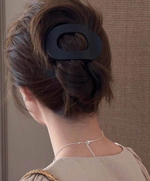 ONEP STAR(ワンピスター)の「マットカラーワイドヘアクリップ(バレッタ/ヘアクリップ・レディース・ベージュ/テラコッタ/ライトブラウン/オフホワイト/ブラック・FREE)」の2枚目の写真