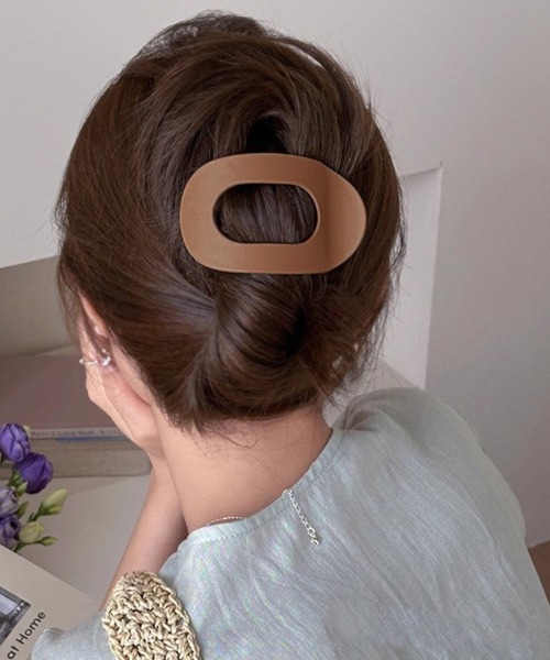 ONEP STAR(ワンピスター)の「マットカラーワイドヘアクリップ(バレッタ/ヘアクリップ・レディース・ベージュ/テラコッタ/ライトブラウン/オフホワイト/ブラック・FREE)」の6枚目の写真