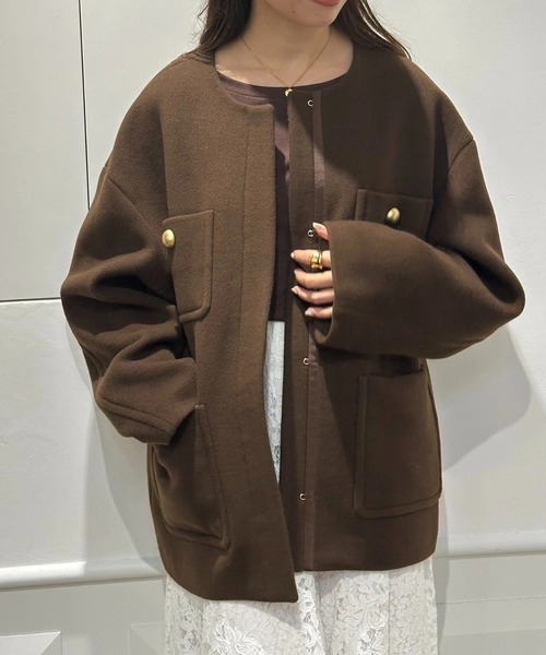 【新品未使用】 CADUNE ノーカラーポケットコート　SS　白 CADUNE（カデュネ）の「ノーカラーポケットコート（ダウン