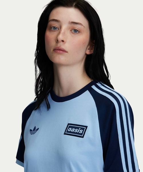 adidas Originals × Oasis ツアースリーストライプス Tシャツ