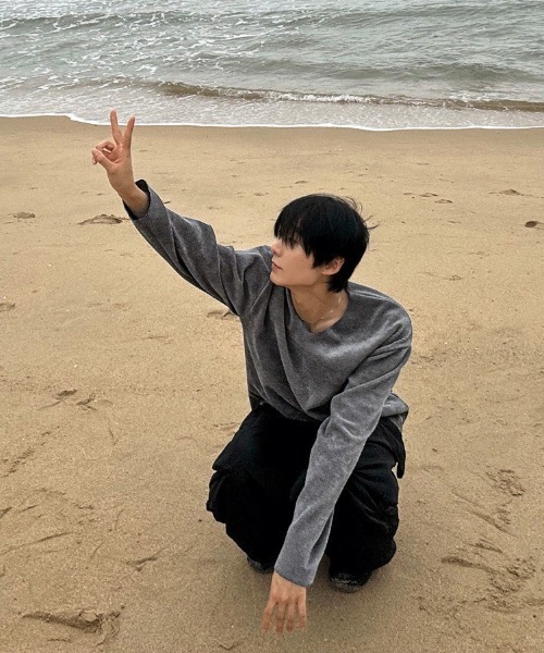 COSYHARU(コシハル)の「ブリンVネックカットオフニット(ニット/セーター・メンズ・ブラック/アイボリー/グレー/ブラウン・FREE)」の8枚目の写真