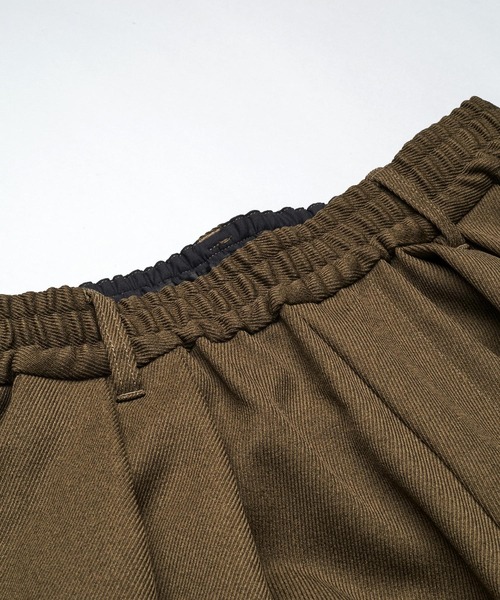 NO ID.（ノーアイディ）の「【NO ID.】Two-Tuck Easy Parachute Trousers / ツータック イージー パラシュート トラウザーズ（スラックス・メンズ・ブラック/グレー/ブラウン・2/1）」の12枚目の写真