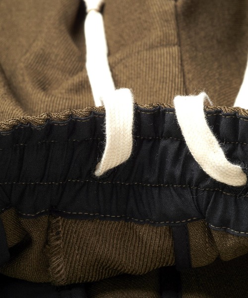 NO ID.（ノーアイディ）の「【NO ID.】Two-Tuck Easy Parachute Trousers / ツータック イージー パラシュート トラウザーズ（スラックス・メンズ・ブラック/グレー/ブラウン・2/1）」の13枚目の写真