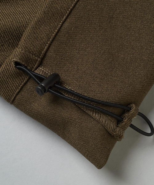 NO ID.（ノーアイディ）の「【NO ID.】Two-Tuck Easy Parachute Trousers / ツータック イージー パラシュート トラウザーズ（スラックス・メンズ・ブラック/グレー/ブラウン・2/1）」の6枚目の写真