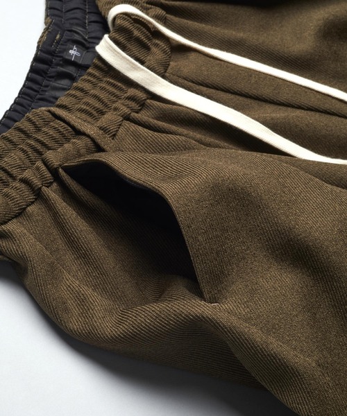 NO ID.（ノーアイディ）の「【NO ID.】Two-Tuck Easy Parachute Trousers / ツータック イージー パラシュート トラウザーズ（スラックス・メンズ・ブラック/グレー/ブラウン・2/1）」の7枚目の写真