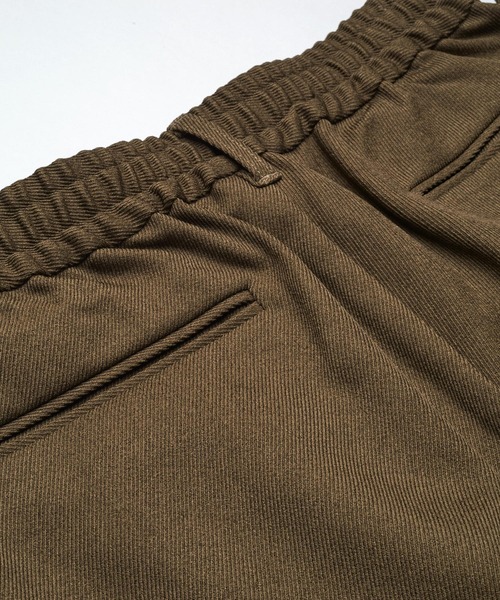 NO ID.（ノーアイディ）の「【NO ID.】Two-Tuck Easy Parachute Trousers / ツータック イージー パラシュート トラウザーズ（スラックス・メンズ・ブラック/グレー/ブラウン・2/1）」の9枚目の写真