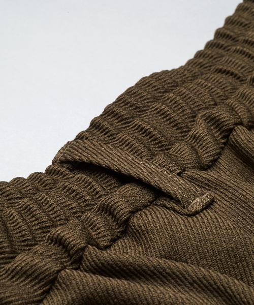 NO ID.（ノーアイディ）の「【NO ID.】Two-Tuck Easy Parachute Trousers / ツータック イージー パラシュート トラウザーズ（スラックス・メンズ・ブラック/グレー/ブラウン・2/1）」の10枚目の写真