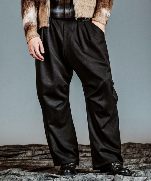 NO ID.（ノーアイディ）の「【NO ID.】Two-Tuck Easy Parachute Trousers / ツータック イージー パラシュート トラウザーズ（スラックス・メンズ・ブラック/グレー/ブラウン・2/1）」の4枚目の写真