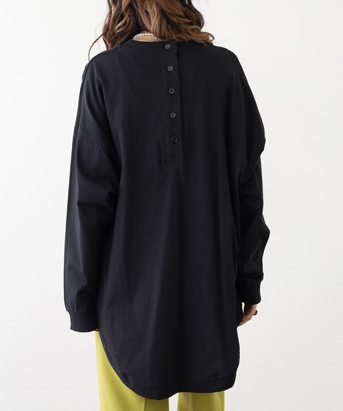 myke(ミーカ)の「myke 後ろヘンリ―ラウンドヘムロンT(Tシャツ/カットソー・レディース・カーキ/ブラック/オフホワイト・M)」の20枚目の写真