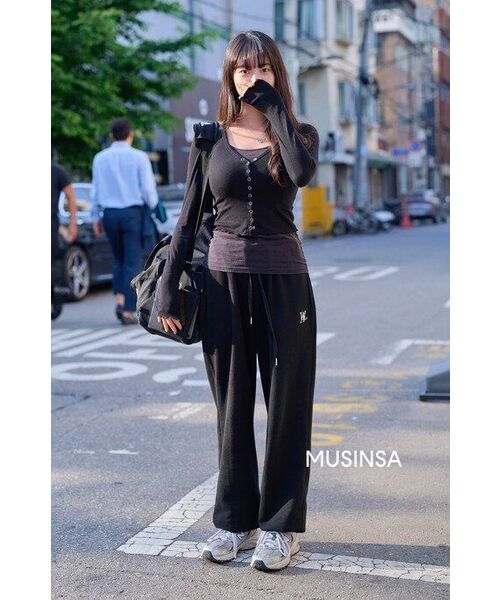 WOOALONG（ウアロン）の「Signature relax wide pants - BLACK（スウェットパンツ・レディース・ブラック・LARGE/MEDIUM/SMALL）」の15枚目の写真