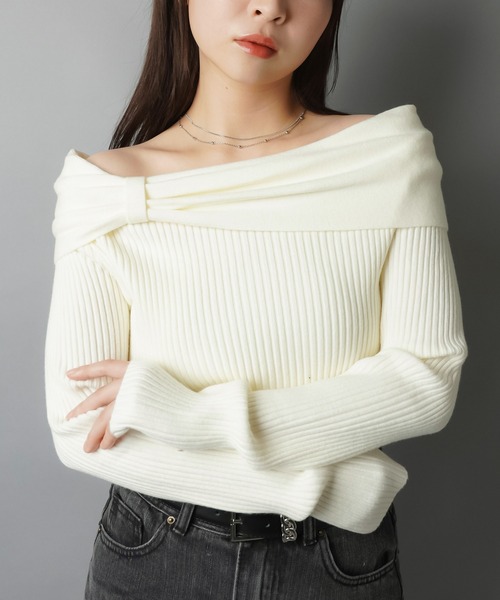 SPINNS（スピンズ）の「ワンホン系デコルテ美人☆上品オフショルリボンニット（ニット/セーター・レディース・ブラック/グレー/ホワイト・ONESIZE）」の2枚目の写真