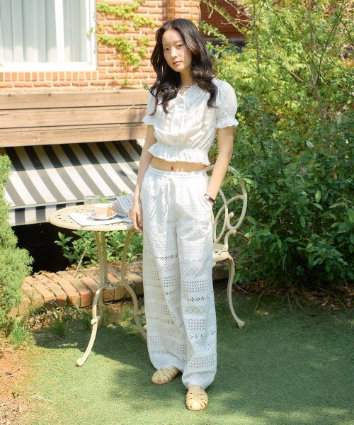 SALON DE YOHN（サロンドヨーン）の「Lace Puff Shoulder Blouse_ White（シャツ/ブラウス・レディース・その他・SMALL/MEDIUM）」の2枚目の写真