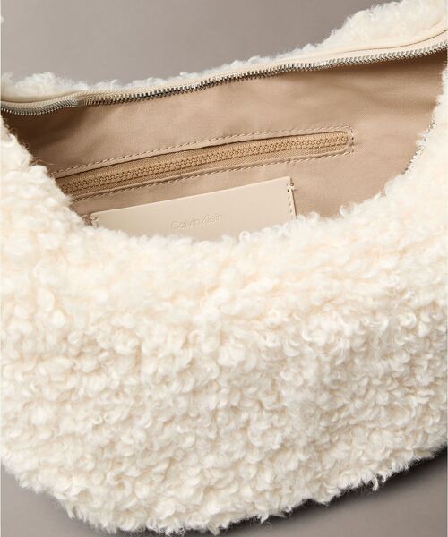 Calvin Klein（カルバン・クライン）の「バッグ - CKボアジップスモールワンハンドルバッグ（ハンドバッグ・レディース・オフホワイト・FREE）」の4枚目の写真