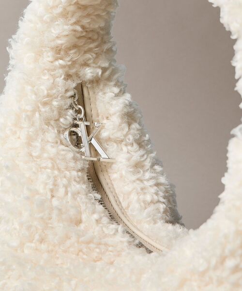 Calvin Klein（カルバン・クライン）の「バッグ - CKボアジップスモールワンハンドルバッグ（ハンドバッグ・レディース・オフホワイト・FREE）」の5枚目の写真