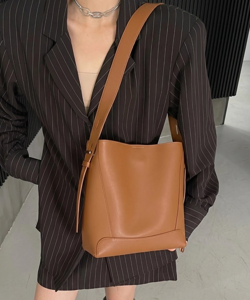 yuue' ( wear )(ユーイ)の「フェイクレザースクエアショルダーバッグ(ショルダーバッグ・レディース・ブラック/ブラウン/キャメル・FREE)」の2枚目の写真