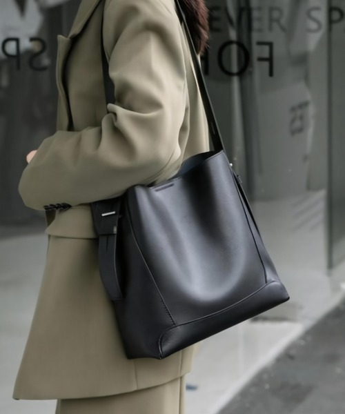 yuu ブラック レザー ショル セール】フェイクレザースクエアショルダーバッグ（ショルダーバッグ