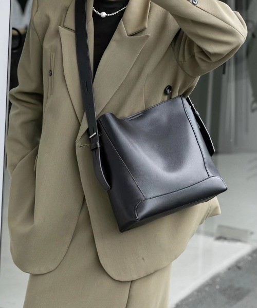 yuue' ( wear )(ユーイ)の「フェイクレザースクエアショルダーバッグ(ショルダーバッグ・レディース・ブラック/ブラウン/キャメル・FREE)」の11枚目の写真