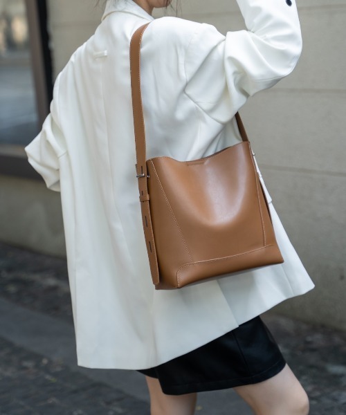 yuue' ( wear )(ユーイ)の「フェイクレザースクエアショルダーバッグ(ショルダーバッグ・レディース・ブラック/ブラウン/キャメル・FREE)」の21枚目の写真