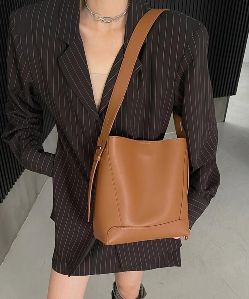yuue' ( wear )(ユーイ)の「フェイクレザースクエアショルダーバッグ(ショルダーバッグ・レディース・ブラック/ブラウン/キャメル・FREE)」の17枚目の写真