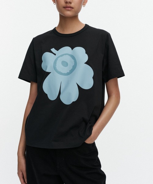 marimekko（マリメッコ）の「【ASIA　EXCLUSIVE】《kioski》Ae Erna Unikko / t-shirt（Tシャツ/カットソー・レディース・ブラック×ブルー・MEDIUM/SMALL/X-SMALL/X-LARGE/LARGE）」の4枚目の写真