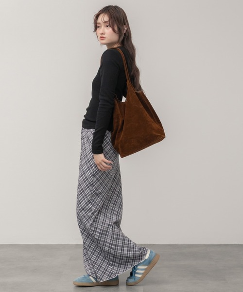HEILIS(ヘイリス)の「スエードバケットトートバッグ / バケツ型 フェイクスウェード 春服 秋服 冬服 夏服 合成皮革 トート A5 ブラウン ブラック 鞄 通勤 通学 韓国 カジュアル ノームコア シンプル 無地 肩掛け(トートバッグ・レディース・ブラック/ブラウン・FREE)」の11枚目の写真