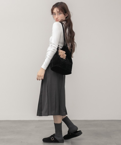 HEILIS(ヘイリス)の「スエードバケットトートバッグ / バケツ型 フェイクスウェード 春服 秋服 冬服 夏服 合成皮革 トート A5 ブラウン ブラック 鞄 通勤 通学 韓国 カジュアル ノームコア シンプル 無地 肩掛け(トートバッグ・レディース・ブラック/ブラウン・FREE)」の18枚目の写真