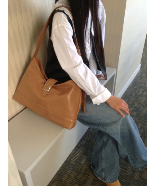 SEMICODE(セミコード)の「veil bag - crinkle dark beige(メッセンジャーバッグ・レディース・その他・FREE)」の3枚目の写真