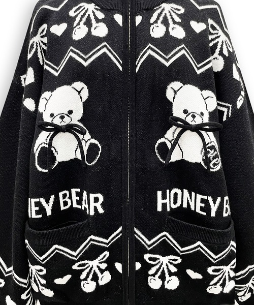 Honey Cinnamon(ハニーシナモン)の「くまチェリージャガードジップブルゾン(ブルゾン・レディース・ホワイト/ブラック・FREE)」の7枚目の写真