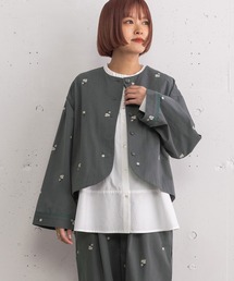 POU DOU DOU（プードゥドゥ）の「フラワー刺繍クロップドジャケット（ノーカラージャケット）」