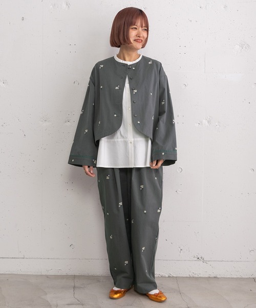 POU DOU DOU(プードゥドゥ)の「フラワー刺繍クロップドジャケット(ノーカラージャケット・レディース・ダークグレー/インディゴブルー/グレー系その他・3)」の7枚目の写真