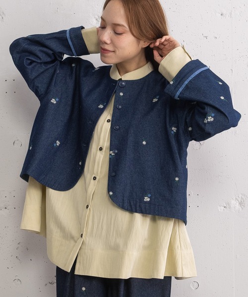 POU DOU DOU(プードゥドゥ)の「フラワー刺繍クロップドジャケット(ノーカラージャケット・レディース・ダークグレー/インディゴブルー/グレー系その他・3)」の22枚目の写真