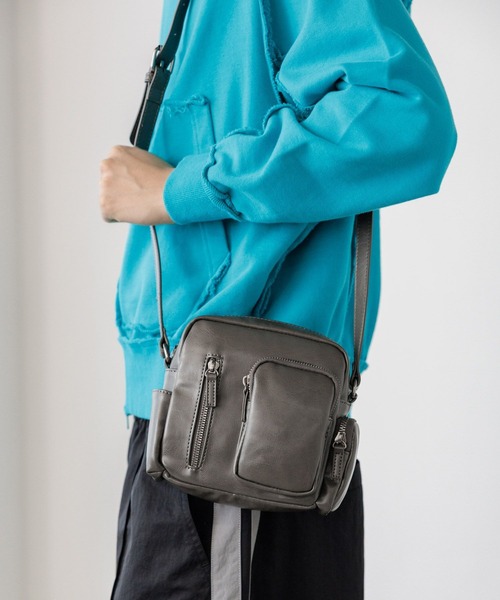 PBLIM(ページボーイリム)の「《UNISEX/8個ポケットで収納可能》8ポケミニショルダー / パスポート/350mlペットボトル(ショルダーバッグ・レディース・ブラウン/グレー/ブラック/イエロー/レッド・FREE)」の6枚目の写真