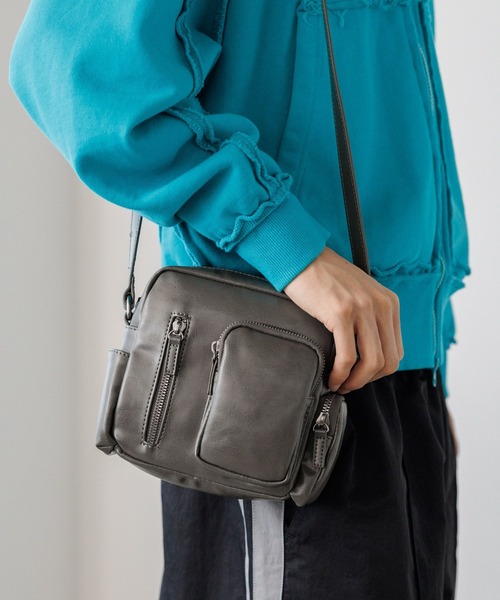 PBLIM(ページボーイリム)の「《UNISEX/8個ポケットで収納可能》8ポケミニショルダー / パスポート/350mlペットボトル(ショルダーバッグ・レディース・ブラウン/グレー/ブラック/イエロー/レッド・FREE)」の16枚目の写真