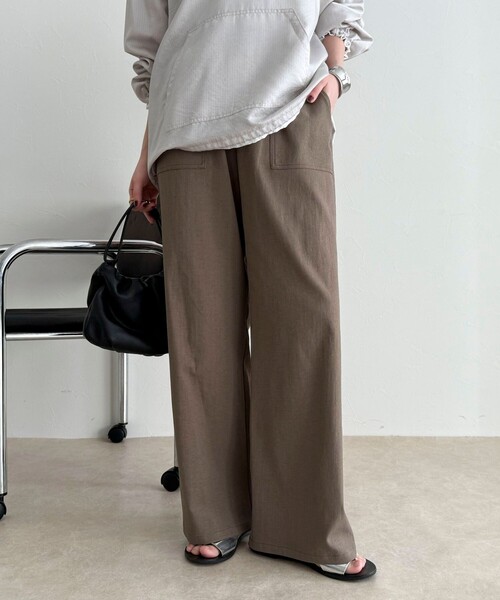 fredy emue(フレディエミュ)の「【接触冷感×UVカット/マルチ機能】ドライオックスセミワイドイージーパンツ(その他パンツ・レディース・チャコールグレー/オフホワイト/ブラック/カーキ・34/36/38)」の4枚目の写真