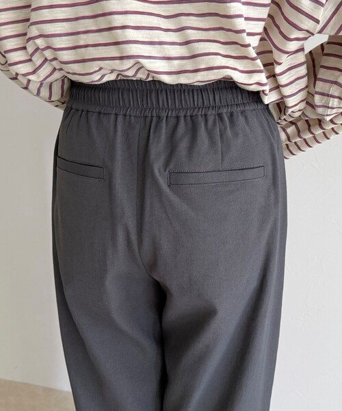 fredy emue(フレディエミュ)の「【接触冷感×UVカット/マルチ機能】ドライオックスセミワイドイージーパンツ(その他パンツ・レディース・チャコールグレー/オフホワイト/ブラック/カーキ・34/36/38)」の15枚目の写真