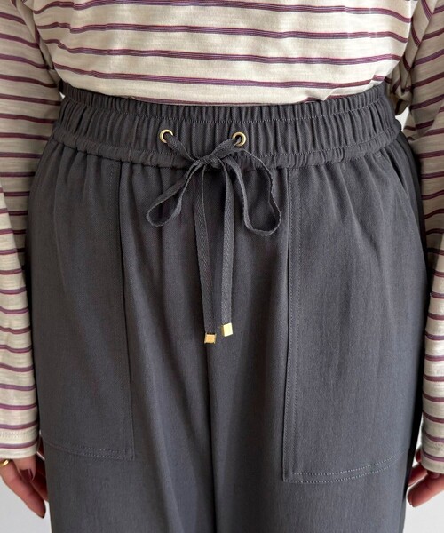 fredy emue(フレディエミュ)の「【接触冷感×UVカット/マルチ機能】ドライオックスセミワイドイージーパンツ(その他パンツ・レディース・チャコールグレー/オフホワイト/ブラック/カーキ・34/36/38)」の16枚目の写真