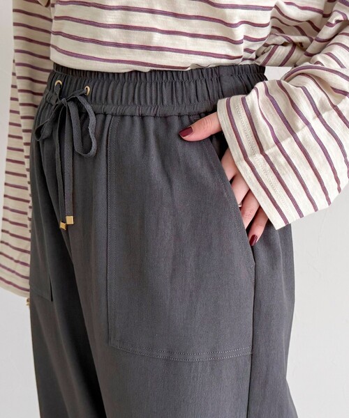 fredy emue(フレディエミュ)の「【接触冷感×UVカット/マルチ機能】ドライオックスセミワイドイージーパンツ(その他パンツ・レディース・チャコールグレー/オフホワイト/ブラック/カーキ・34/36/38)」の17枚目の写真