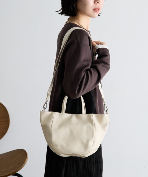 Jena espace merveilleux（ジェナ　エスパスメルヴェイユ）の「ベルトショルダー本革バッグ（トートバッグ・レディース・グレー/アイボリー・FREE）」の4枚目の写真