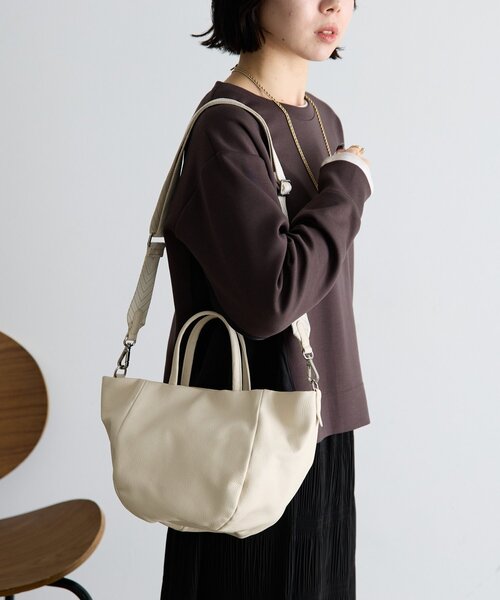 Jena espace merveilleux（ジェナ　エスパスメルヴェイユ）の「ベルトショルダー本革バッグ（トートバッグ・レディース・グレー/アイボリー・FREE）」の5枚目の写真