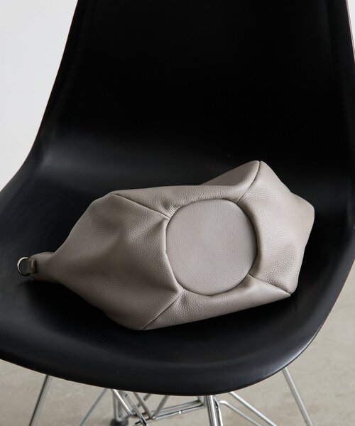 Jena espace merveilleux（ジェナ　エスパスメルヴェイユ）の「ベルトショルダー本革バッグ（トートバッグ・レディース・グレー/アイボリー・FREE）」の11枚目の写真