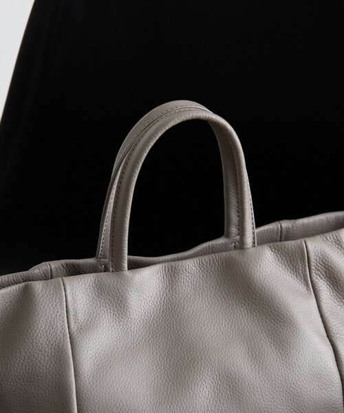 Jena espace merveilleux（ジェナ　エスパスメルヴェイユ）の「ベルトショルダー本革バッグ（トートバッグ・レディース・グレー/アイボリー・FREE）」の13枚目の写真